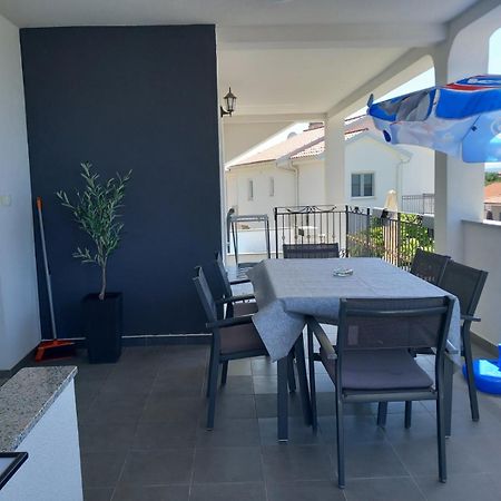 Apartman Niko Малинска Екстериор снимка