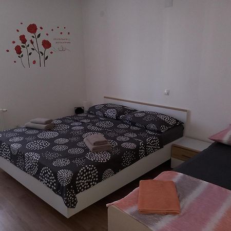 Apartman Niko Малинска Екстериор снимка