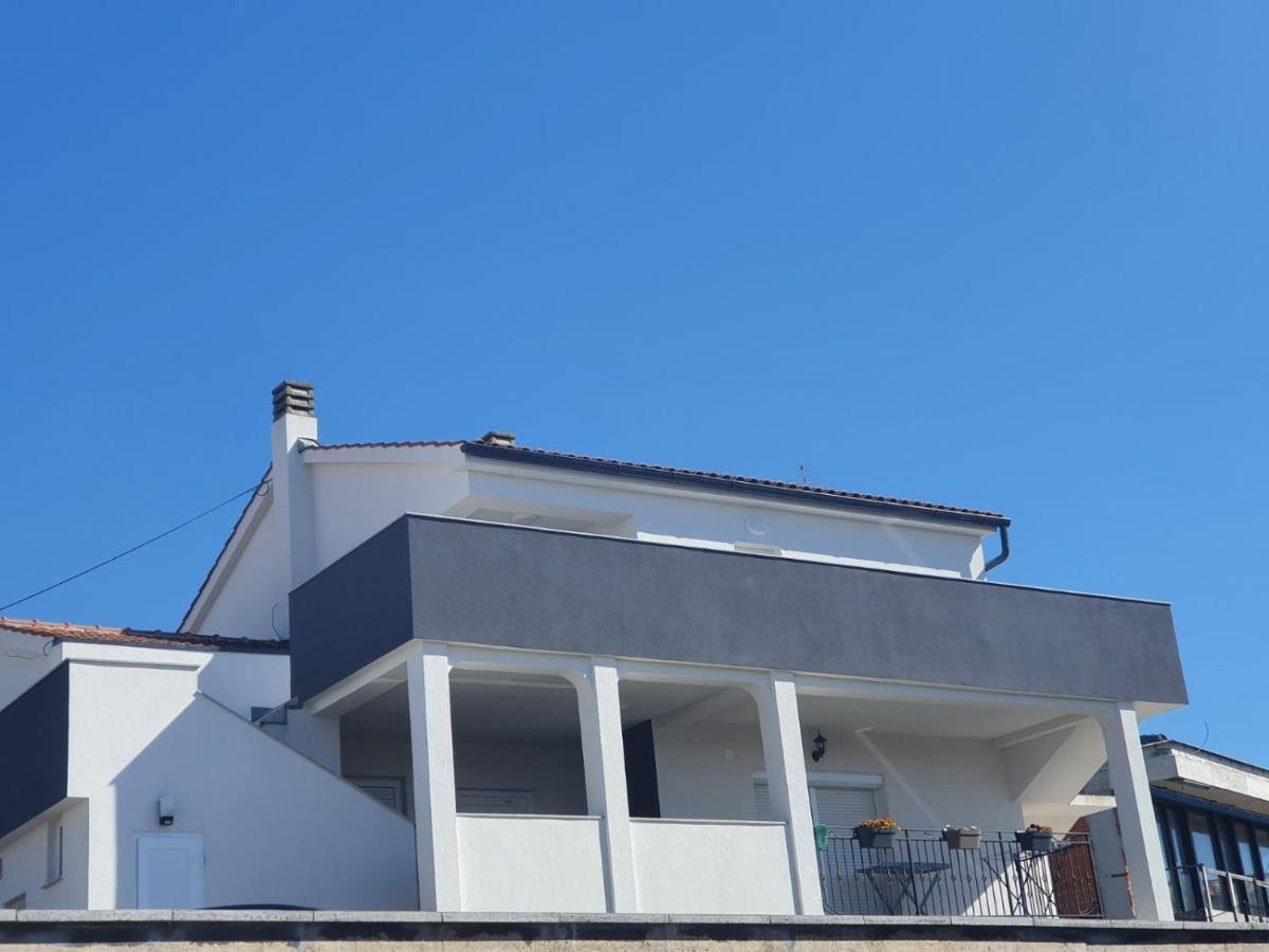 Apartman Niko Малинска Екстериор снимка