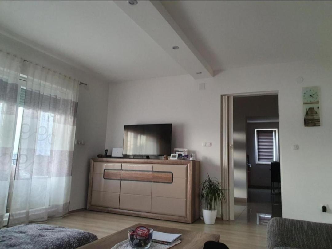 Apartman Niko Малинска Екстериор снимка