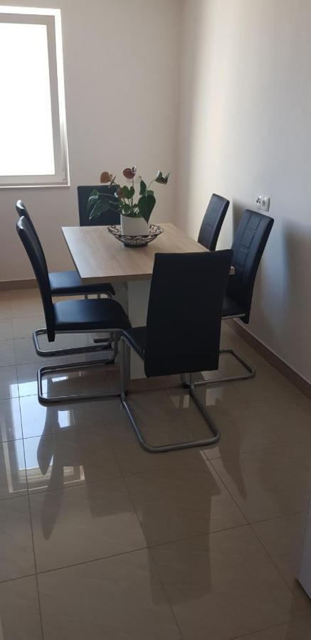 Apartman Niko Малинска Екстериор снимка